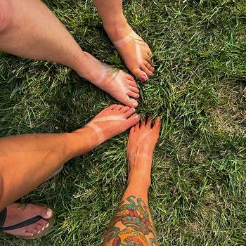 맨발로 걷기를 실천하는 사람들/사진=어싱무비 홈페이지