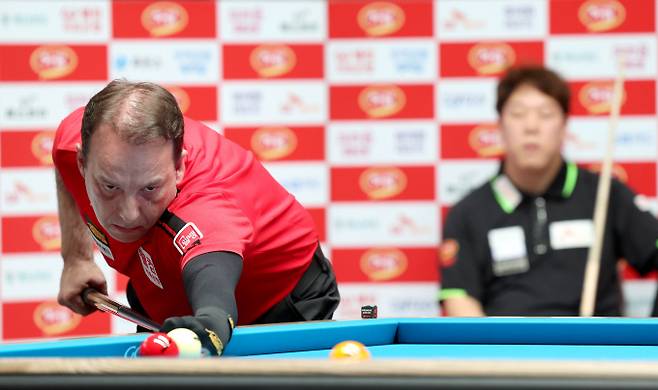 다니엘 산체스가 강동궁을 꺾고 시즌 두 번째, 통산 세 번째 우승 트로피를 들어올렸다. 사진은 7일 경기 고양 킨텍스 PBA스타디움에서 열린 2025-26시즌 8차 투어 하림 PBA-LPBA 챔피언십 PBA결승에 나선 산체스. /사진=프로당구협회(PBA) 제공