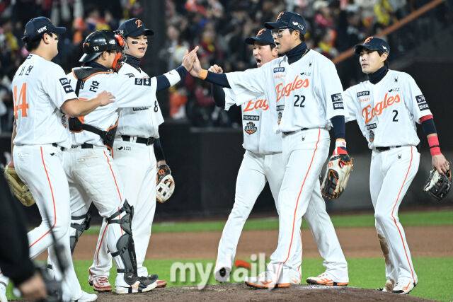 29일 대전 한화생명 볼파크 야구장에서 열린 '2025 신한 SOL 뱅크 KBO 한국시리즈 3차전' LG 트윈스와 한화 이글스 경기. 한화가 7-3으로 LG에 승리했다. 기뻐하는 한화 선수들./마이데일리