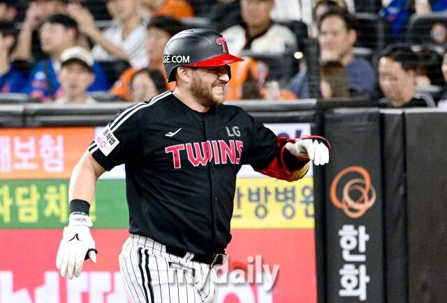 2025년 9월 27일 오후 대전 한화생명 볼파크에서 열린 '2025 신한 SOL뱅크 KBO 리그' LG 트윈스와 한화 이글스의 경기. LG 오스틴이 6회초 2사 후 솔로 홈런을 친 뒤 기뻐하고 있다./마이데일리