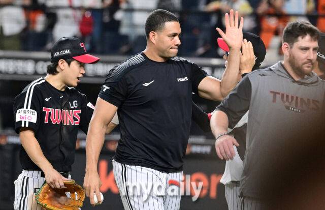 2025년 9월 27일 오후 대전 한화생명 볼파크에서 열린 '2025 신한 SOL뱅크 KBO 리그' LG 트윈스와 한화 이글스의 경기. LG 치리노스가 9-2로 승리한 뒤 기뻐하고 있다./마이데일리