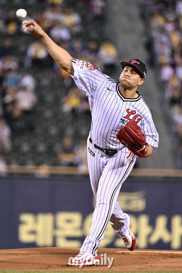 1일 서울 잠실야구장에서 열린 '2025 신한 SOL BANK KBO리그' NC 다이노스와 LG 트윈스 경기. LG 선발 치리노스가 힘차게 투구를 하고 있다./마이데일리