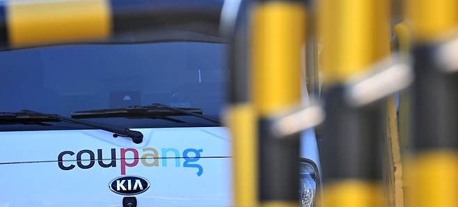 쿠팡이 3370만개 계정의 개인정보가 유출된 사실을 공개한 뒤 소비자의 불안이 점차 커지고 있다. 4일 오후 서울 도심 내 한 쿠팡 물류센터에 배송차량이 주차되어 있다. 임세준 기자