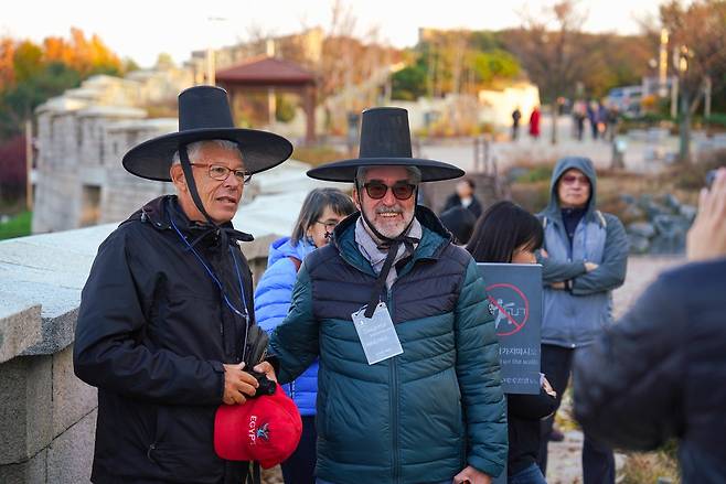 나인트리 바이 파르나스 호텔 덕분에 갓 쓰고 낙산공원 거닐며 즐거워하는 외국인 관광객들
