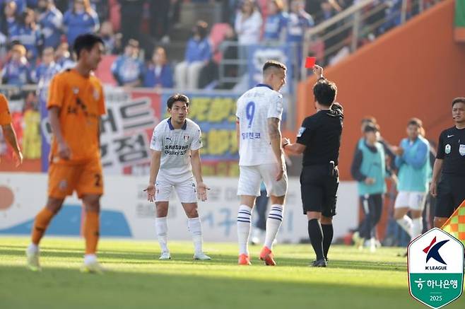 [서울=뉴시스]수원 삼성 이기제 퇴장. (사진=한국프로축구연맹 제공)