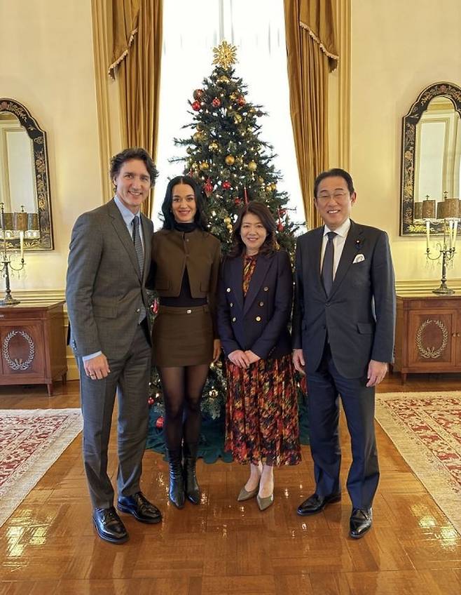 [서울=뉴시스] 쥐스탱 트뤼도 전 캐나다 총리, 케이티 페리, 기시다 후미오 전 일본 총리 부부. (사진 = 엑스 캡처) 2025.12.08. photo@newsis.com *재판매 및 DB 금지