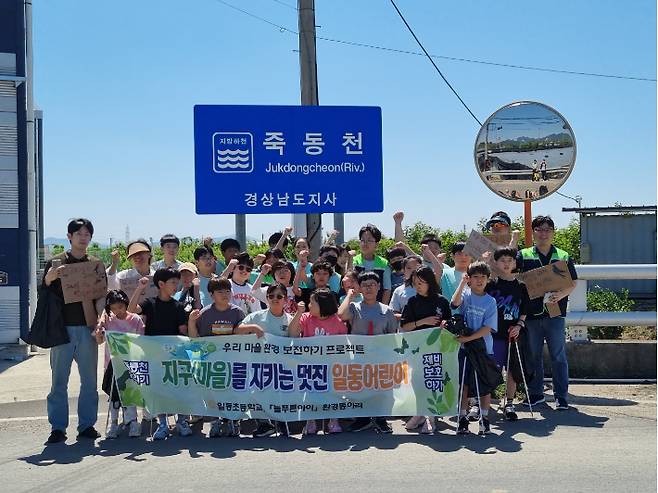 일동초등학교 '늘푸른아이 제비생태탐구동아리'가 동아리 활동을 하는 모습. 경남교육청 제공