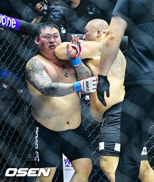 [OSEN=장충체, 박준형 기자] 7일 오후 서울 장충체육관에서 ‘굽네 로드FC 075’가 진행됐다. 무제한급 매치 허재혁이 엘보우 공격을 하고 있다. 2025.12.07 / soul1014@osen.co.kr