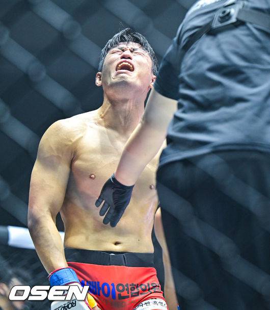 [OSEN=장충체, 박준형 기자] 플라이급 매치 부상으로 기권패 당한 정재복이 아쉬워하고 있다. 2025.12.07 / soul1014@osen.co.kr
