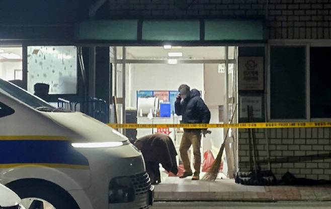 지난 4일 천안의 한 아파트에서 층간소음으로 다투던 이웃 주민을 살해한 사건 현장에 폴리스 라인이 설치돼 있다. 천안=뉴스1