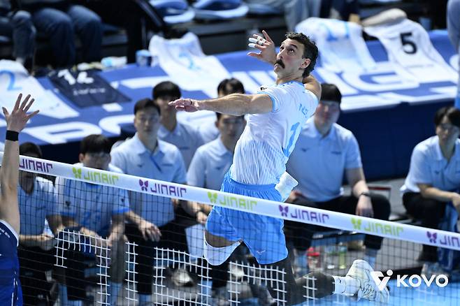 대한항공 카일 러셀이 7일 인천 계양체육관에서 열린 삼성화재전에서 스파이크를 하고 있다. KOVO 제공