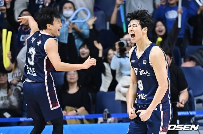 KCC 윤기찬(오른쪽)이 6일 DB와 홈경기에서 4쿼터 결승 3점포를 터트린 뒤 포효하고 있다.