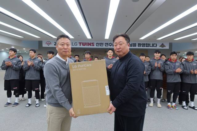 차명석 LG 트윈스 단장(오른쪽)이 가족 환영 선물을 전달하고 있다. /사진=LG 트윈스 제공