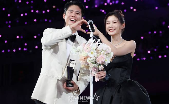 배우 박보검과 김유정이 6일 가오슝 내셔널 스타디움에서 진행된 스타뉴스 주최 '10주년 아시아 아티스트 어워즈 2025(10th Anniversary Asia Artist Awards 2025, '10주년 AAA 2025')에서 수상 소감을 밝히고 있다. /사진=김진경 kim.jinkyung@
