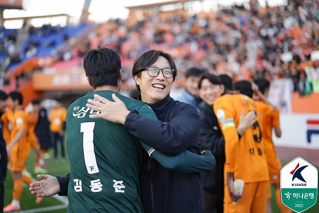 김정수(오른쪽) 제주SK 감독 대행이 잔류를 확정한 뒤 김동준을 안아주고 있다. /사진=한국프로축구연맹 제공