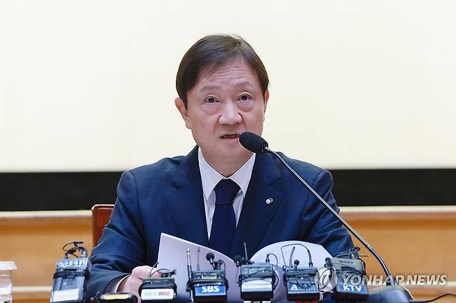 출입기자단 간담회하는 이찬진 금감원장 (서울=연합뉴스) 신현우 기자 = 이찬진 금융감독원장이 1일 서울 여의도 금감원에서 출입기자단 간담회를 하고 있다. 2025.12.1 nowwego@yna.co.kr