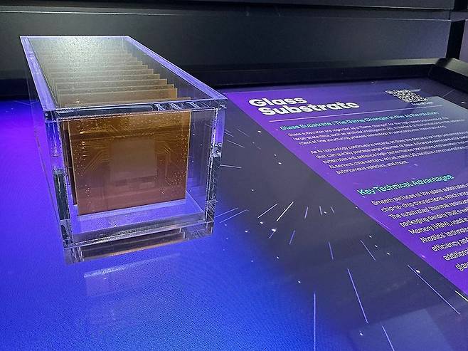 SKC, MWC 2025서 글라스 기판 선보여 (서울=연합뉴스) SKC가 오는 6일(현지시간)까지 스페인 바르셀로나에서 열리는 세계 최대 정보통신 박람회 'MWC 2025'에서 글라스(유리) 기판을 선보인다고 3일 밝혔다. 사진은 'MWC 2025'에 전시된 SKC 글라스 기판. 2025.3.3 [SKC 제공. 재판매 및 DB 금지] photo@yna.co.kr