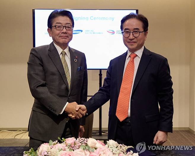 삼성전기, 일본 스미토모와 '글라스코어' 합작법인 설립 (서울=연합뉴스) 장덕현 삼성전기 사장(오른쪽)과 이와타 케이이치 스미토모화학 회장이 4일 일본 도쿄에서 열린 글라스 코어 제조를 위한 합작법인 설립 업무협약식에서 기념 촬영하고 있다. 2025.11.5 [삼성전기 제공. 재판매 및 DB 금지] photo@yna.co.kr