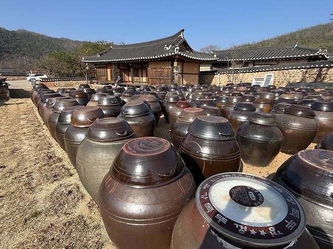 펜션 들어선 한옥주택과 마당 앞 장독대 [촬영 황수빈]