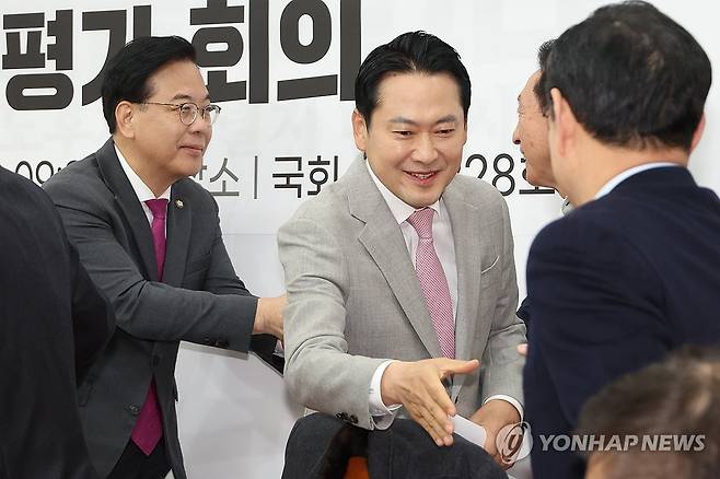국정평가 회의 참석자들과 악수하는 장동혁 대표 (서울=연합뉴스) 김주성 기자 = 국민의힘 장동혁 대표와 송언석 원내대표가 5일 서울 여의도 국회에서 열린 '혼용무도(昏庸無道·어리석고 무능한 군주가 세상을 어지럽힌다)' 이재명 정권 6개월 국정평가 회의에 참석하며 의원들과 악수하고 있다.  2025.12.5 utzza@yna.co.kr