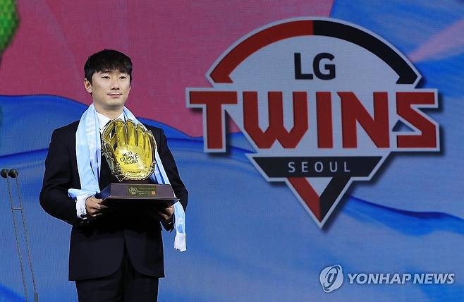 '리얼글러브어워드' 2루수 부문 LG 신민재 (서울=연합뉴스) 최재구 기자 = 1일 서울 광진구 그랜드워커힐 호텔에서 열린 한국프로야구선수협회 시상식인 2025컴투스프로야구 리얼 글러브 어워드에서 2루수 부문을 수상한 LG 신민재가 수상 후 기념사진을 촬영하고 있다. 2025.12.1 jjaeck9@yna.co.kr