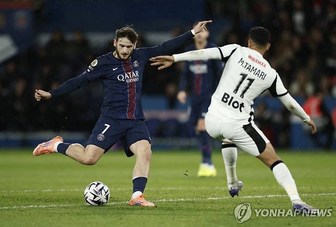 PSG의 첫 번째 골 넣는 흐비차 크바라츠헬리아 [로이터=연합뉴스]