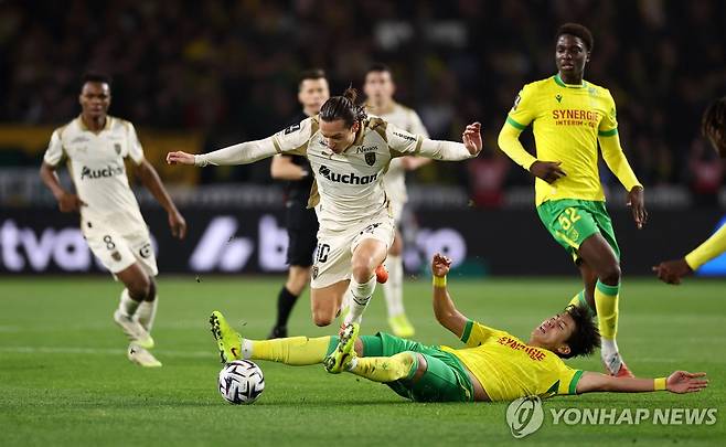 랑스와의 경기에서 태클하는 권혁규 [로이터=연합뉴스]