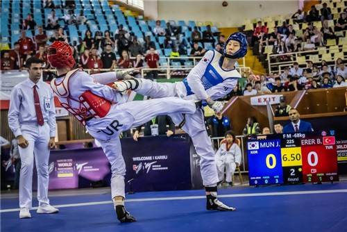 남자 68㎏급 문진호(오른쪽)의 결승 경기 모습. [세계태권도연맹 제공. 재판매 및 DB 금지]