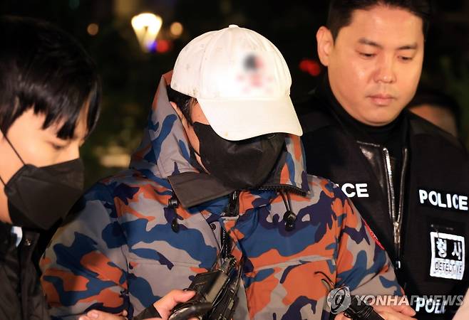 김건희특검 압송되는 도이치 주가조작 공범 (서울=연합뉴스) 최재구 기자 = 지난달 압수수색 과정에서 도주한 도이치모터스 주가조작 '주포' 이 모 씨가 20일 충주시 소재 국도변 휴게소 근처에서 체포돼 서울 광화문 김건희특검 조사실로 압송되고 있다. 2025.11.20 jjaeck9@yna.co.kr