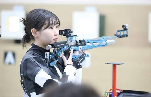 경기를 마친 뒤 점수를 확인하는 최가혜 [대한사격연맹 제공. 재판매 및 DB 금지]