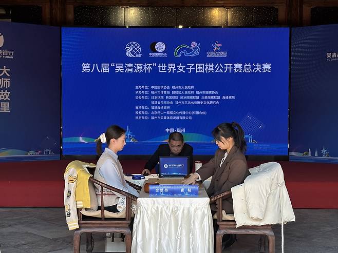 김은지(왼쪽) 9단이 오청원배 결승 1국에서 최정 9단에게 불계승했다. [한국기원 제공. 재판매 및 DB 금지]