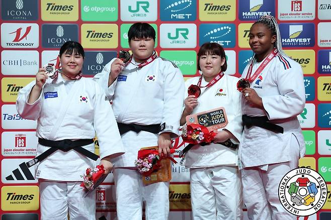 금메달 딴 이현지와 은메달리스트 김하윤 이현지(왼쪽에서 두 번째)가 7일 일본 도쿄 체육관에서 열린 2025 국제유도연맹(IJF) 도쿄 그랜드슬램 여자 78㎏ 이상급에서 우승한 뒤 금메달을 목에 걸고 포즈를 취하고 있다. 맨 왼쪽은 결승에서 이현지에게 패해 은메달을 획득한 대표팀 선배 김하윤. [IJF 홈페이지 캡처. 재배포 및 DB 금지]