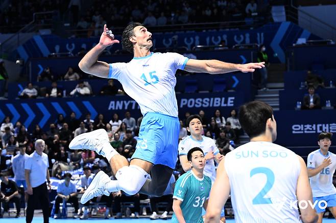 7일 인천 계양체육관에서 열린 프로배구 남자부 삼성화재와의 경기에서 대한항공 러셀이 스파이크를 시도하고 있다. 사진=한국배구연맹