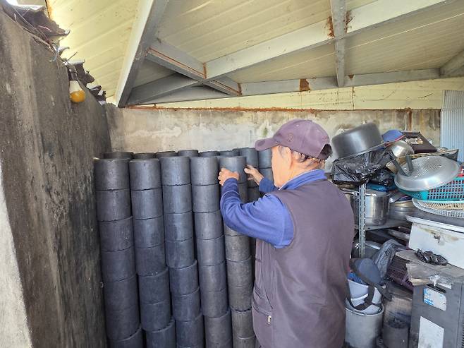 남구 대촌마을에 사는 A씨(80대)는 올겨울이 벌써부터 겁난다. 하루 8장을 때니 겨우내 필요한 연탄만 2천장. 정부와 지자체 지원금으론 턱없이 모자라 남은 물량은 없는 형편 속 결국 사비로 메워야 해서다. /임지섭 기자 ljs@namdonews.com