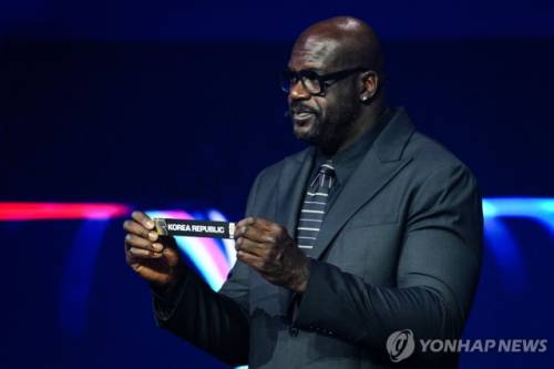 ◇지난 6일(한국시간) 미국 워싱턴DC 케네디센터에서 열린 2026 북중미 월드컵 조 추첨식에서 대한민국을 뽑은 NBA의 전설 샤킬 오닐의 모습. 사진=연합뉴스