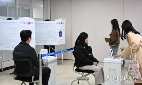 ◇제9회 지방선거를 6개월 가량 앞두고 선거관리위원회 직원들이 선거 중에 일어날 수 있는 돌발 ·유의사항 대처를 위한 모의 투·개표 훈련을 실시했다. 사진은 지난달 26일 강원특별자치도 선거관리위원회에서 직원들이 모의 투표를 진행하고 있는 모습. 신세희기자