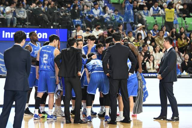 지난 6일 대구체육관에서 열린 프로농구 대구 한국가스공사와 안양 정관장과의 경기에서 가스공사 선수와 코치가 경기 전 작전을 짜고 있다. KBL 제공.