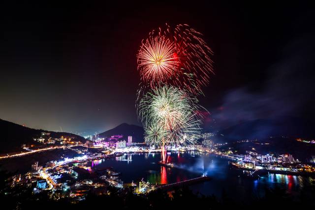 장승포항 송년불꽃축제./경남도/