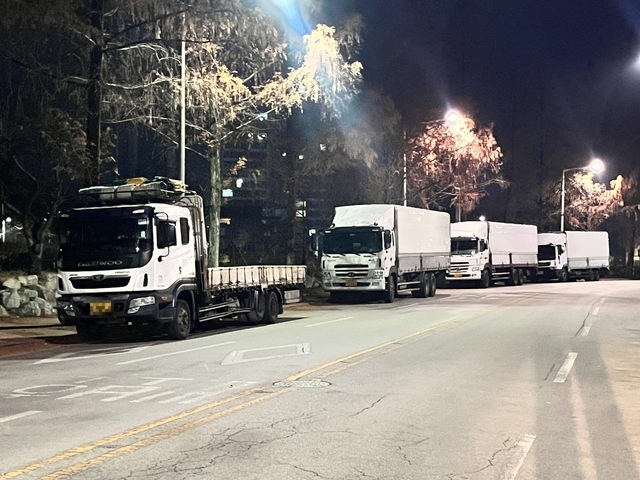 대구 북구 동천동 일대 불법 주차된 화물차들로 도로 한면이 차단돼있다. 김정원 기자