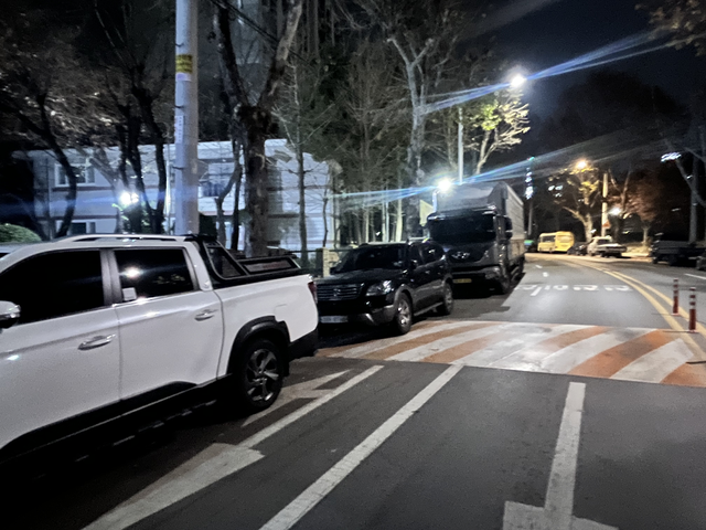 팔거천서로 일대 역시 좁은 도로면에 화물차들과 일반차량이 불법 주차를 해놓은 상태. 김정원 기자