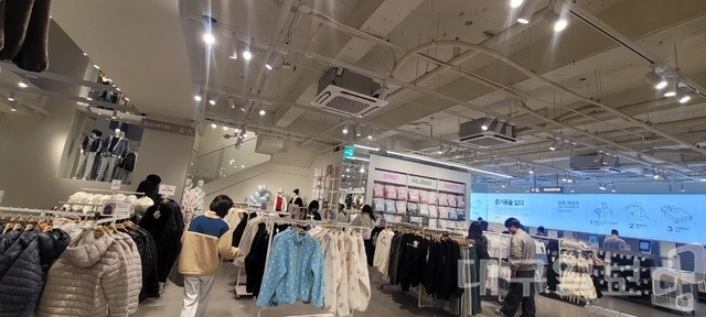 고물가 시대에 소비자 부담이 가중화 되면서 스파오 등 SPA 의류 브랜드 매장을 찾는 손님들의 발길이 이어지고 있다. 권영진 기자
