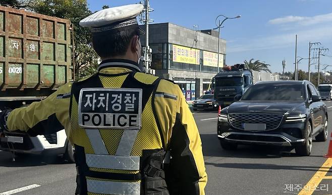 8일 오후 1시께 제주시 화북2동 거로사거리 인근 왕복 6차선 도로에서 음주운전 단속이 진행되고 있다.ⓒ제주의소리