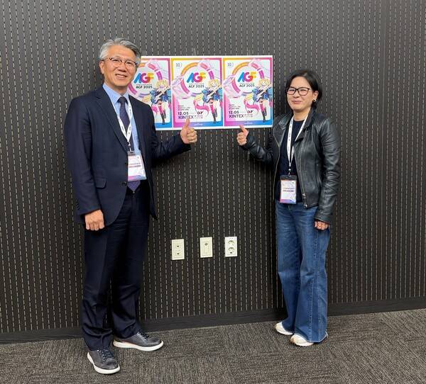 김기남 대원미디어 상무(왼쪽)와 이갑열 애니플러스 상무가 'AGF 2025' 행사 관련 기자간담회에서 기념사진에 응하고 있는 모습. 사진=손현석 기자