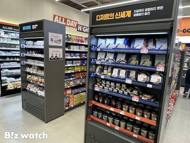 이마트24 마곡프리미엄점 내부. 엔드캡(진열대 끝 모서리)에 신제품과 차별화 상품들이 진열돼 있다. / 사진=정혜인 기자 hij@