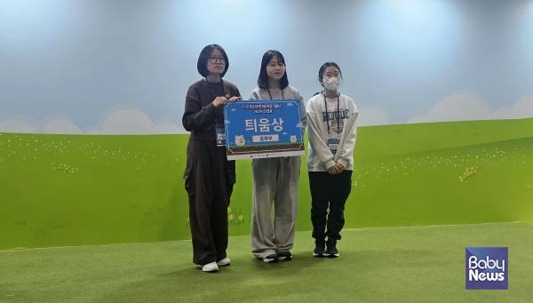 테크빌교육 '그린퓨처전남' 팀(왼쪽부터 삼호중 강예린, 삼호중앙초 조윤아, 박윤아 학생)이 디지털새싹 해커톤 대회 '2025 CODE'에서 틔움상을 수상했다. ⓒ테크빌교육㈜