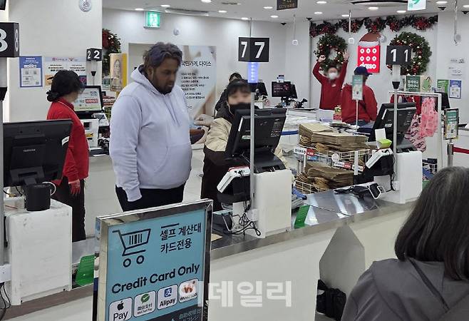 다이소 명동점 1층 셀프 계산대에서 외국인 관광객들이 계산을 진행 중이다. (사진=한전진 기자)