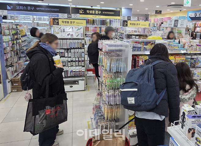 명동 다이소 2층 문구 코너에서 외국인 관광객들이 쇼핑을 즐기고 있다. (사진=한전진 기자)