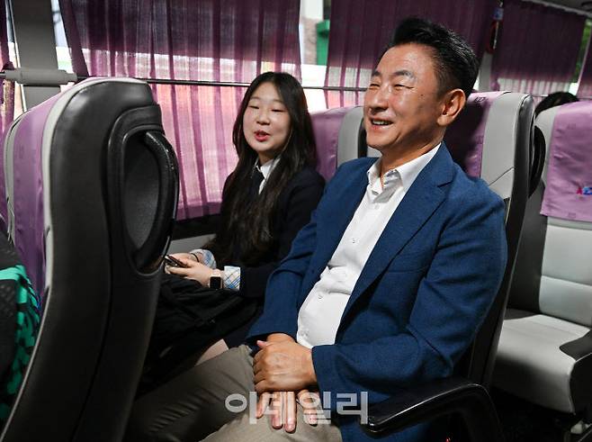 지난 9월 김동근 의정부시장(오른쪽)과 조아진 양이 학생 전용 통학버스를 타고 이야기를 나누고 있다.(사진=의정부시 제공)