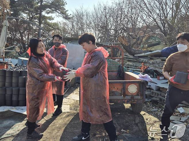 열린마음봉사단이 7일 울산 남구 선암동의 한 마을에서 연탄 나눔 봉사를 하고 있다.2025.12.8/뉴스1ⓒ 뉴스1 박정현 기자
