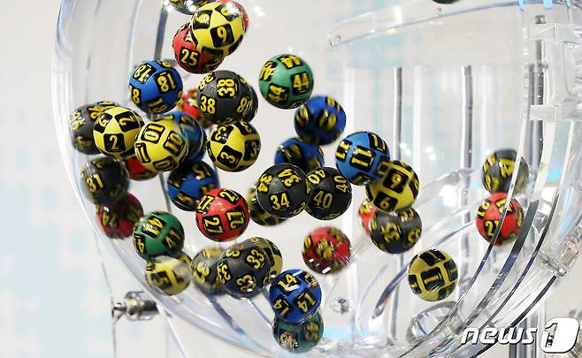 로또 복권 추첨기 테스트 장면.ⓒ News1 박지혜 기자